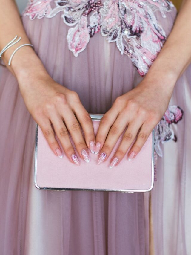 mulher de vestido rosa segurando uma clutch na mesma cor