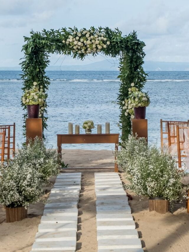 imagem de um casamento montado na praia