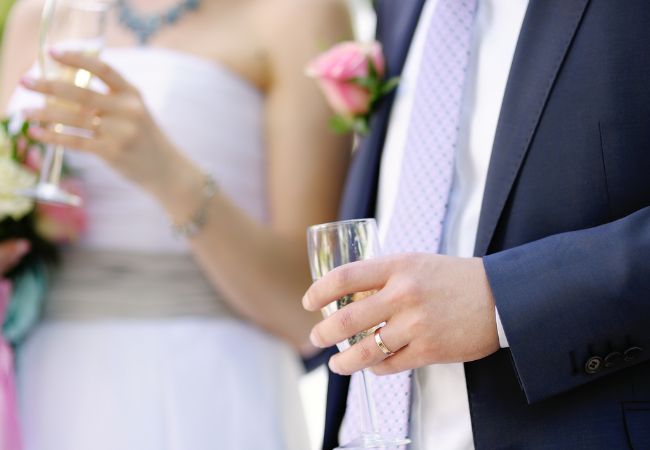 Ao receber um convite de casamento, leve somente pessoas que estejam na lista dos noivos