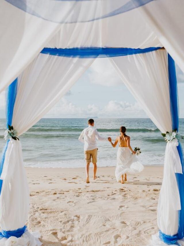 Casal escolheu uma das opções de espaços para casamento na praia.