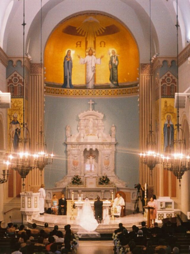 igreja com candelabros e altar luxuosos