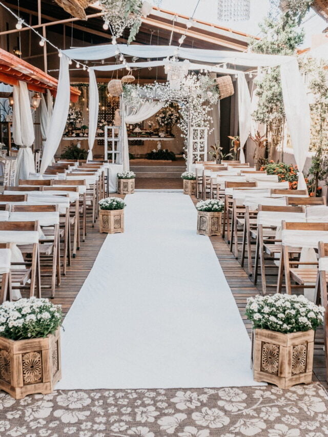 Ambiente decorado para a cerimônia de um casamento.