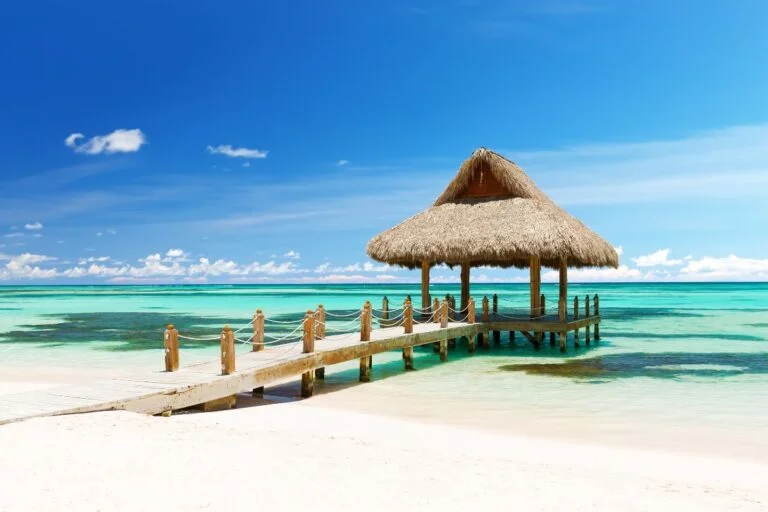 vista de uma praia de punta cana com um gazebo