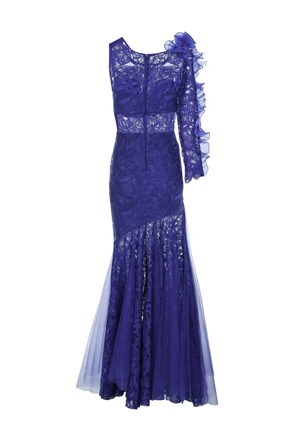 Vestido de festa longo na cor azul royal modelo Iza de uma manga só em renda, perfeito para convidada e madrinha de casamento