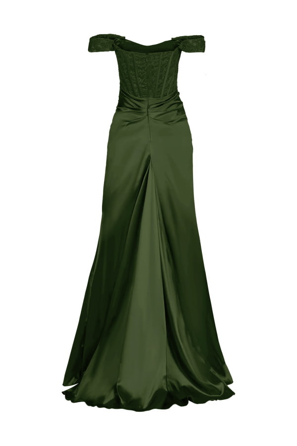 Vestido longo de festa na cor verde oliva, decote ombro a ombro, com fenda na saia.