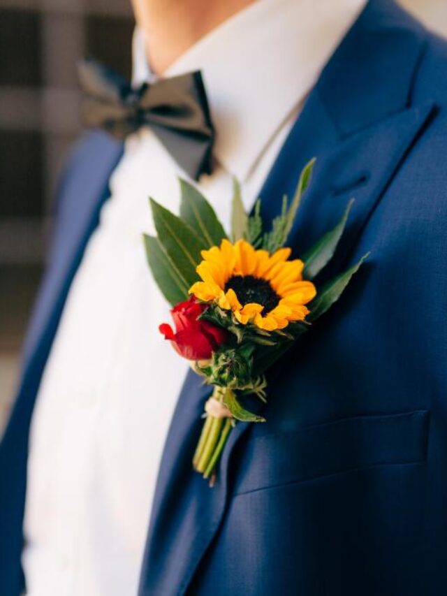 Homem de paletó com flores na lapela.