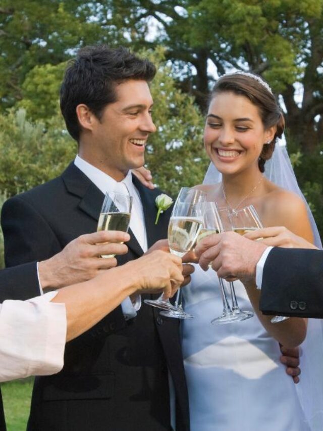 Casal e família com pais separados em casamento.