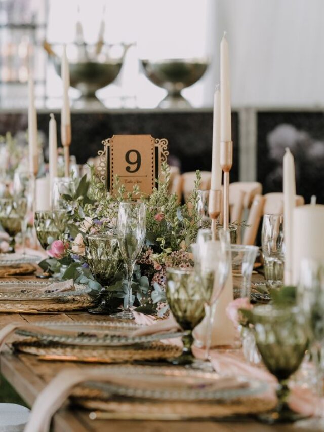 mesa de casamento com guardanapos, taças e arranjos