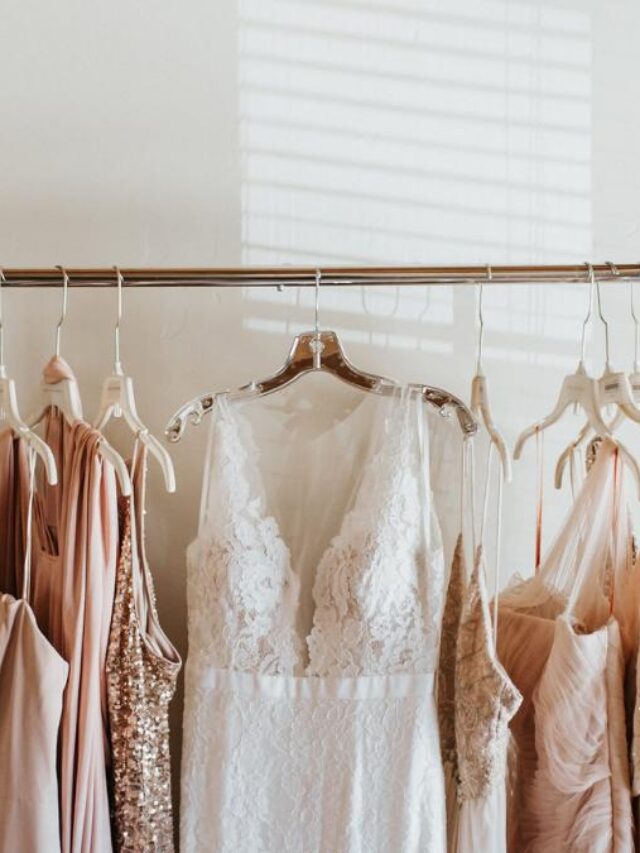 Arara com vestidos rosados e um branco no meio, trazendo o questionamento se convidado pode ir de branco em casamento