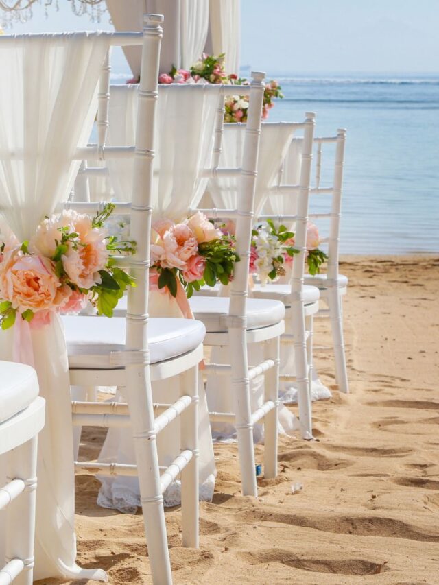 Cadeiras organizadas para casal se casar na praia.