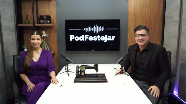 Arthur Caliman e Larissa Montanheiro no episódio do PodFestejar sobre dicas de beleza.