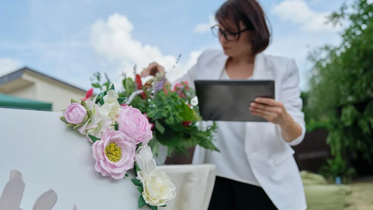 Cerimonialista ajeitando últimos detalhes de casamento.