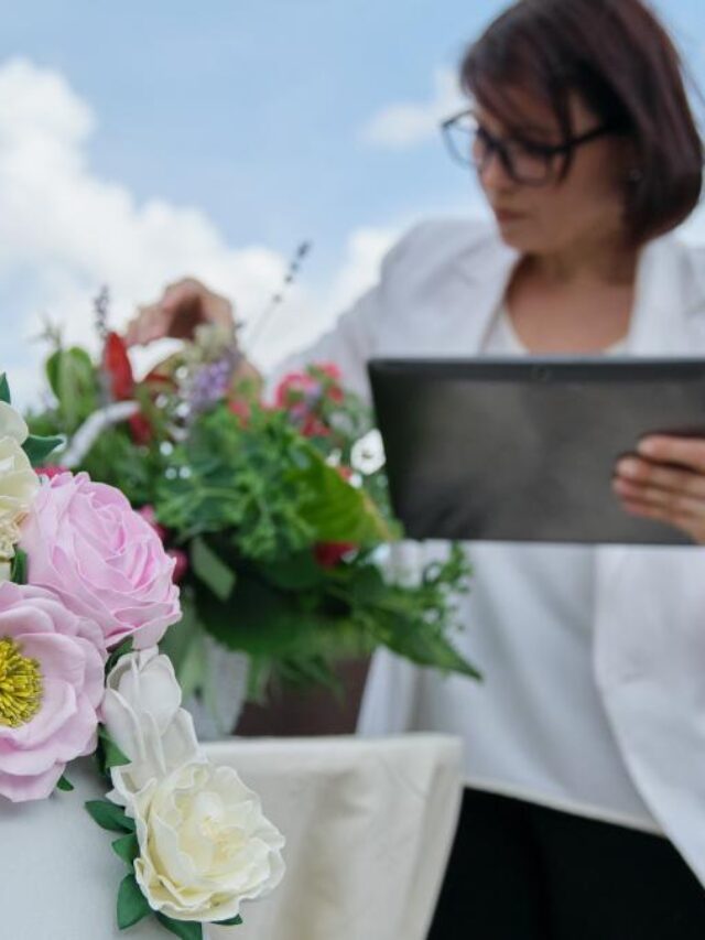 Cerimonialista ajeitando últimos detalhes de casamento.