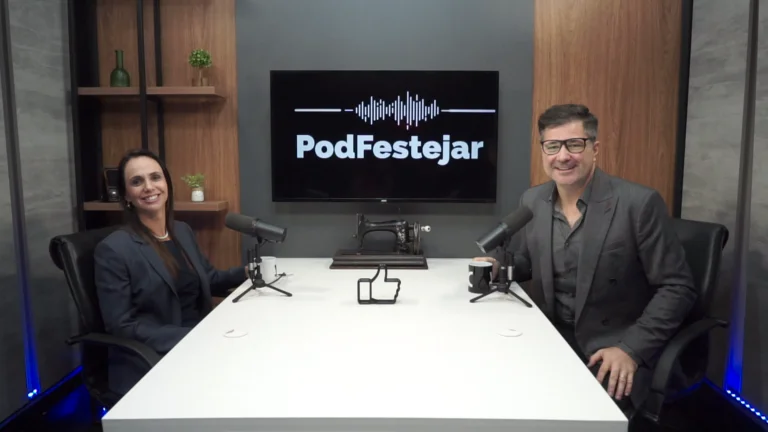 Arthur Caliman e Natasha Bleier em episódio do PodFestejar sobre casamento em hotel.