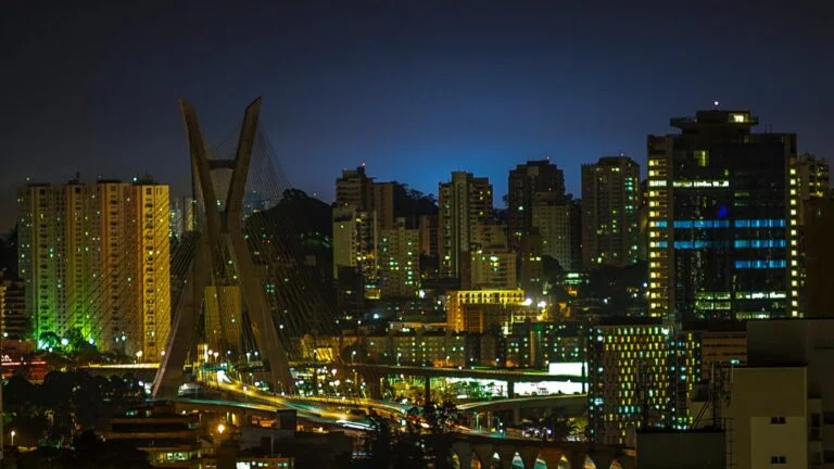 São Paulo à noite.