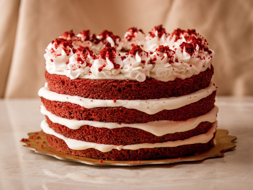 bolo de noivado red velvet com camadas de buttercream