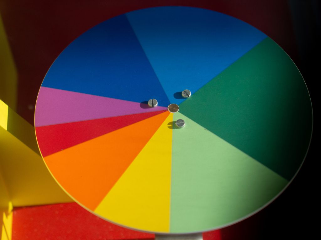 circulo cromatico com cores azul, verde, rosa, vermelho, laranja e amarelo