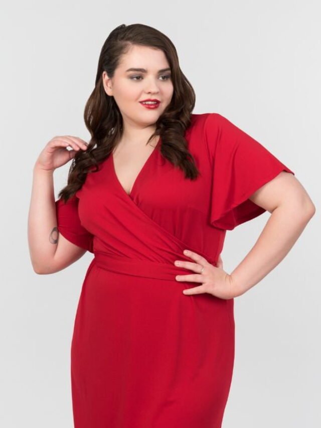 mulher com vestido longo plus size vermelho