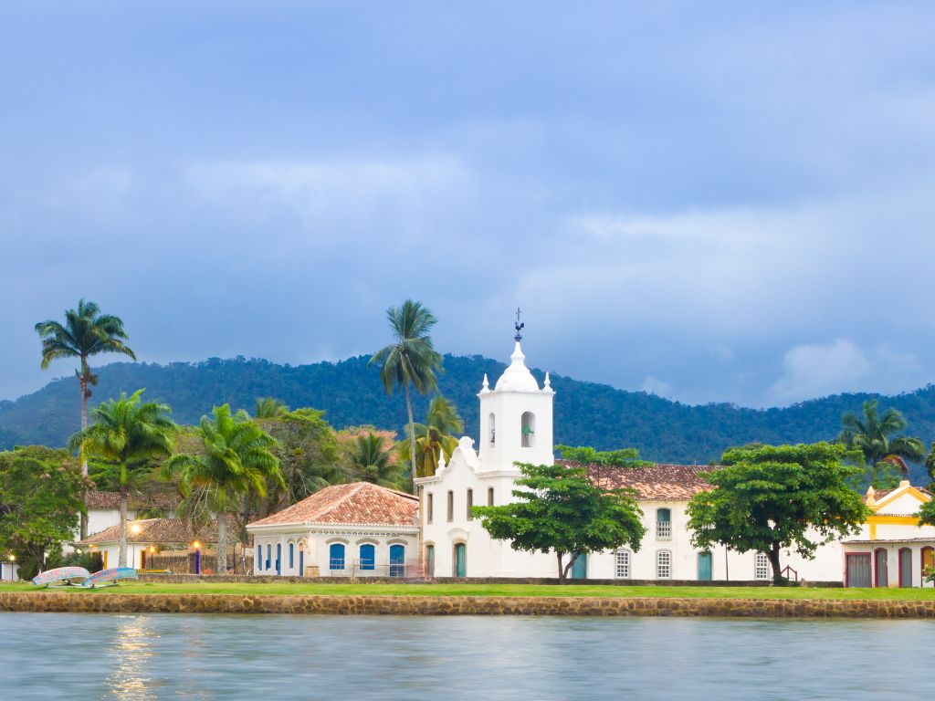 vista de paraty com igreja, construções históricas e mar