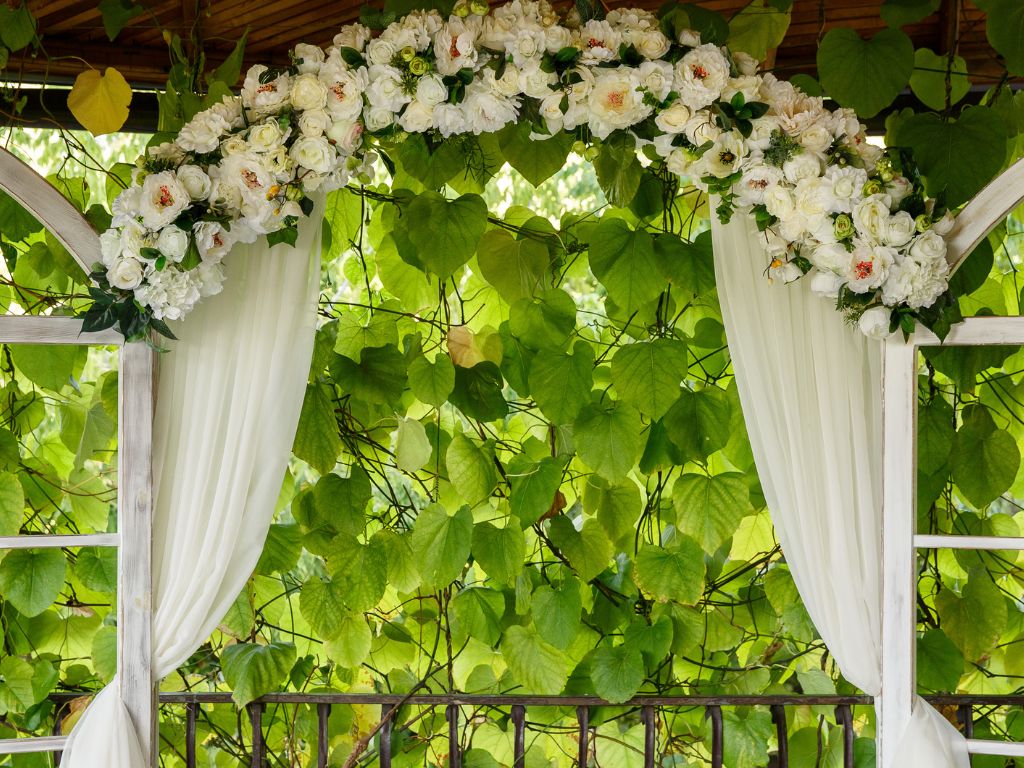 arco de flores com rosas brancas e folhas verdes