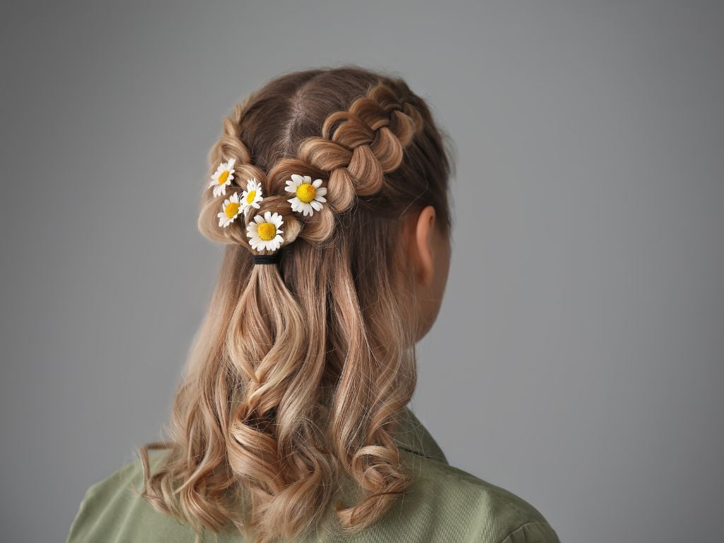 penteado para cabelos cacheados para casamento semi preso com flores