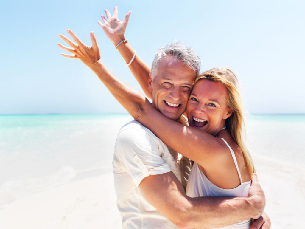 casal de meia idade na praia