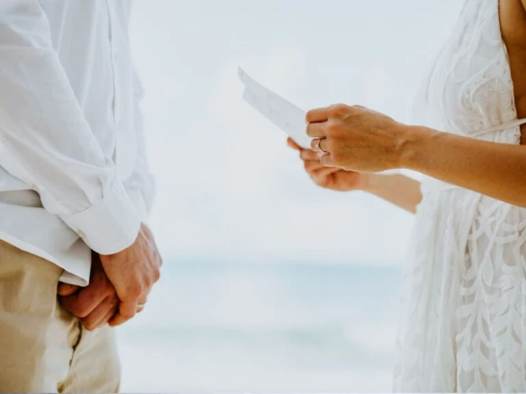 casal em frente a praia renovando votos