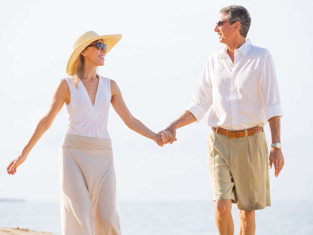 casal na praia caminhando juntos