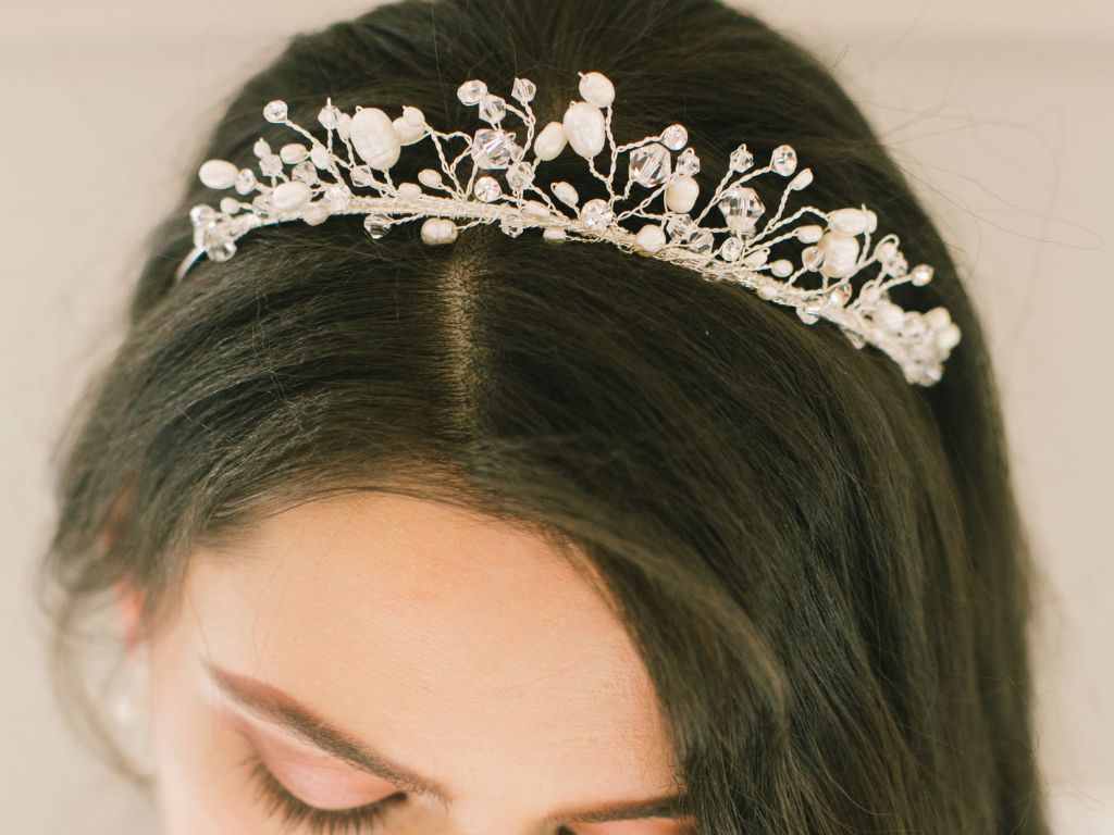 cabeça de noiva com tiara de pérolas