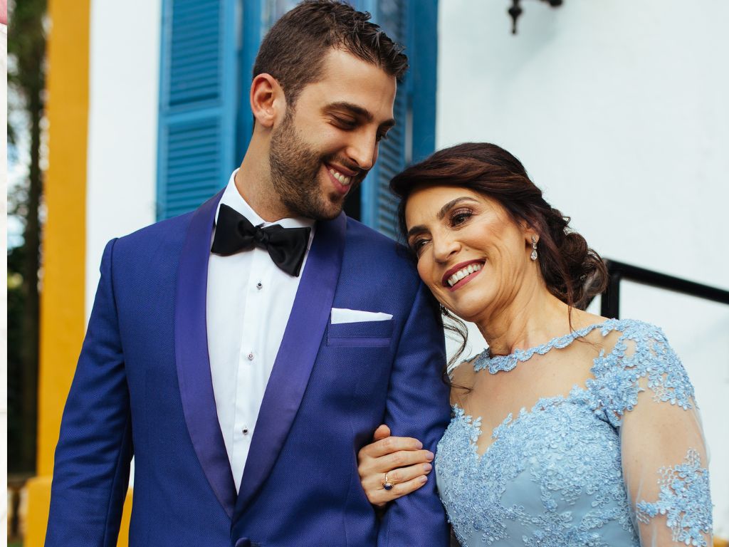 noivo e mãe do noivo com vestido azul