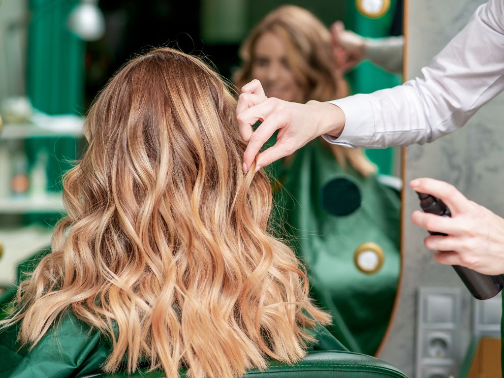 mulher no salão para fazer um penteado para formatura