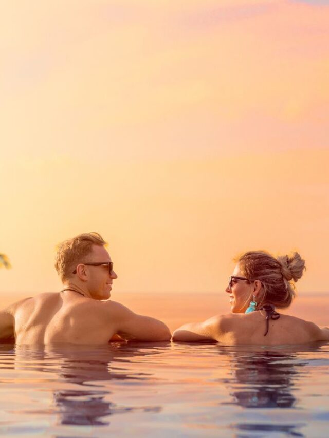 casal na piscina em um hotel para lua de mel