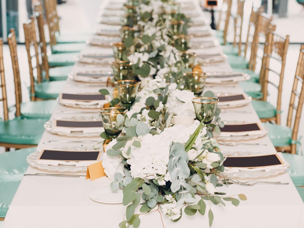 mesa de casamento decorada em tons de verde e branco