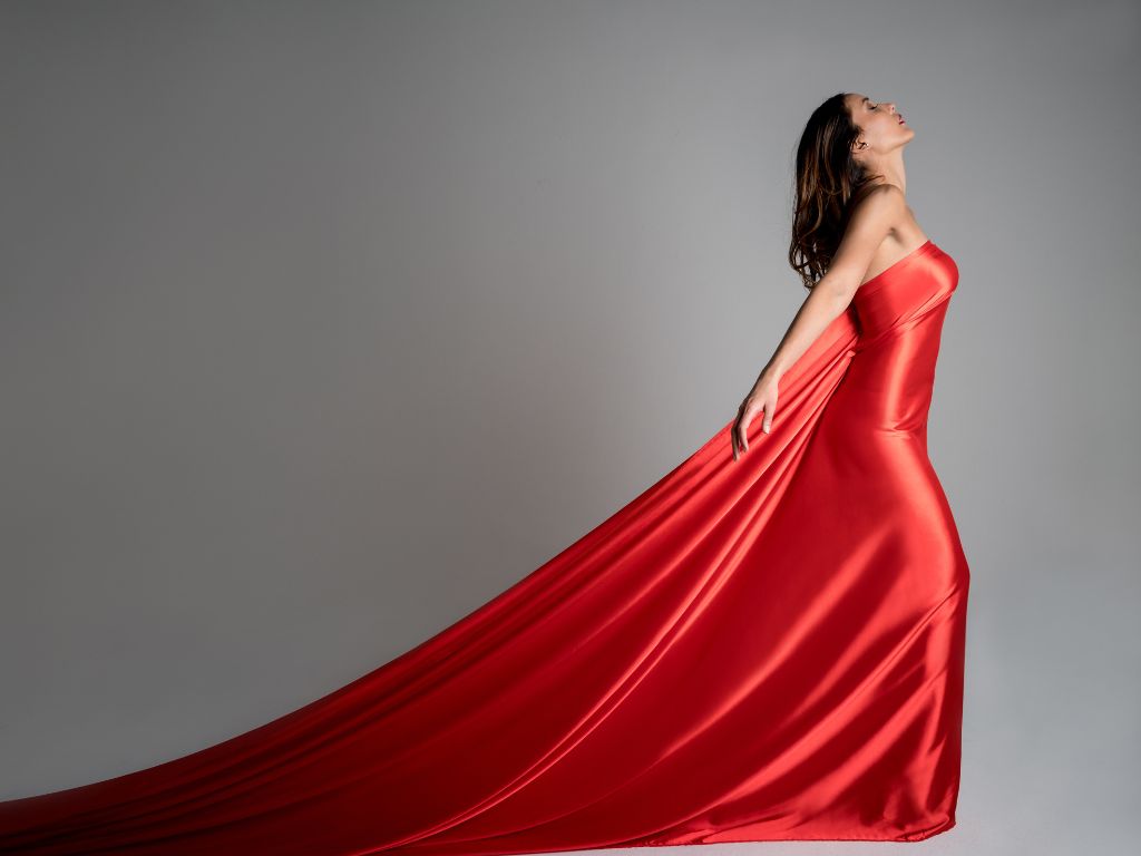 mulher de vestido longo vermelho