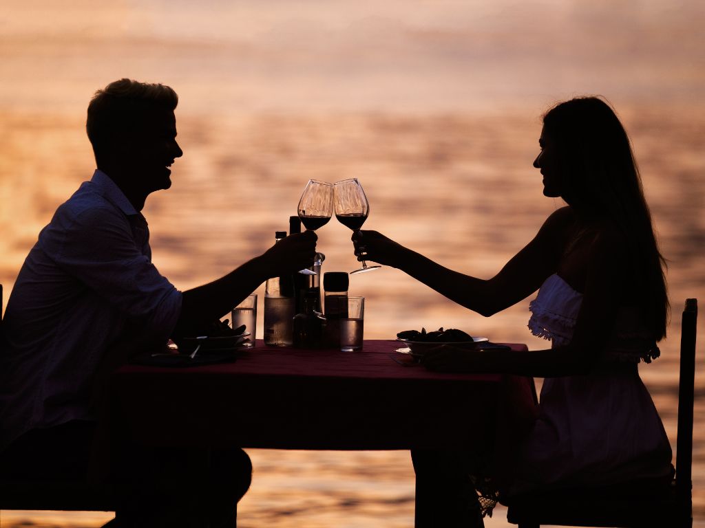 casal jantando em uma praia