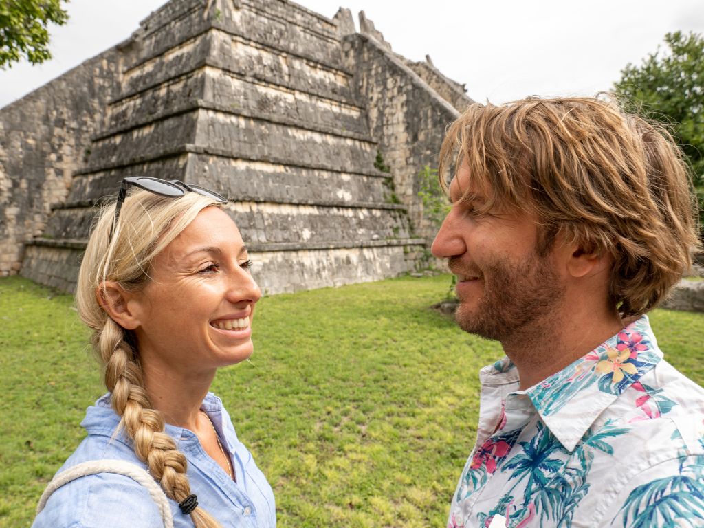 casal visitando o méxico em lua de mel em novembro