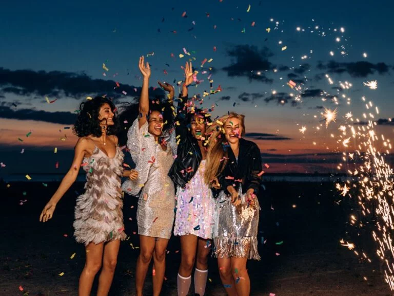 mulheres em festa de Réveillon na Praia de Carneiros