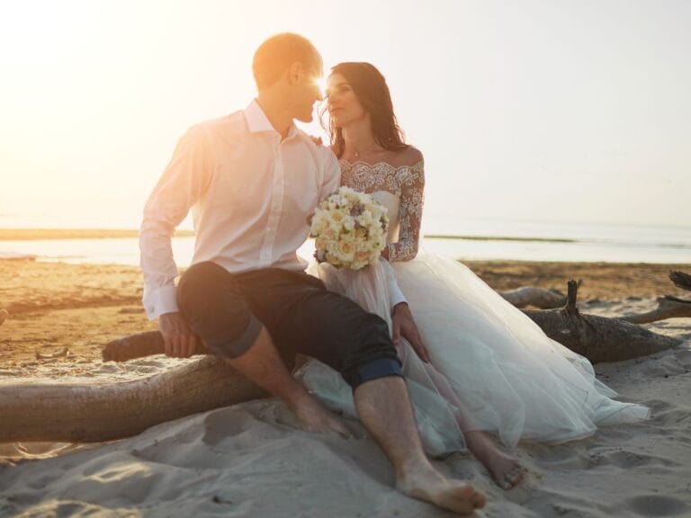 noivos em um casamento em fernando de noronha