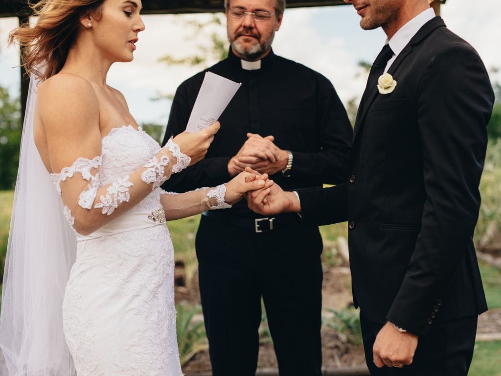 casal celebrando um casamento no sítio