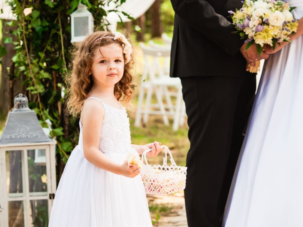 criança com flores em um casamento