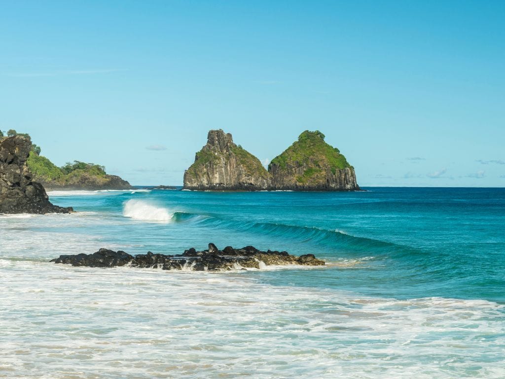 praia em fernando de noronha