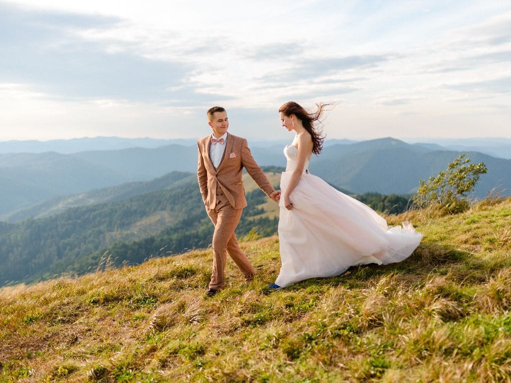 casal em um casamento na montanha