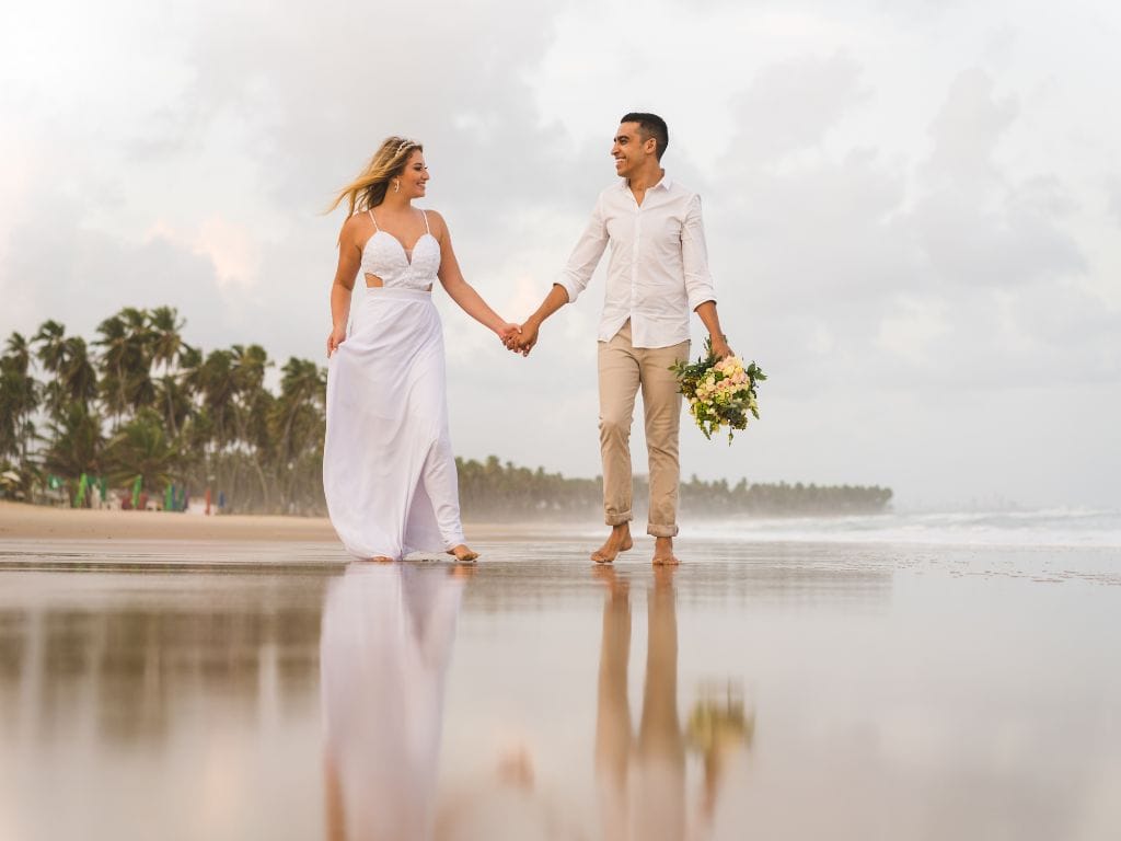 noivos em um casamento pé na areia