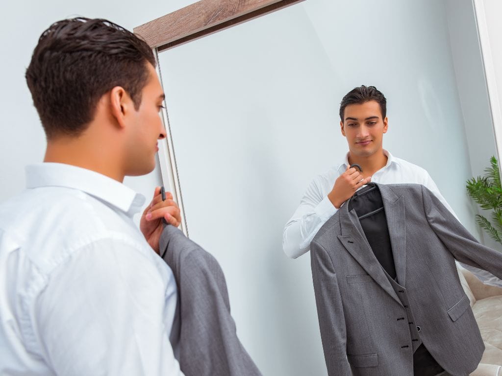 homem escolhendo traje coquetel