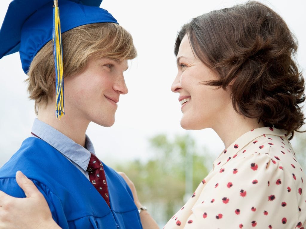 jovem e sua mãe para ilustrar um post sobre opções de vestido para mãe de formando de ensino médio