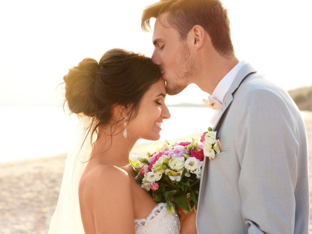 noivos realizando seu casamento em trancoso