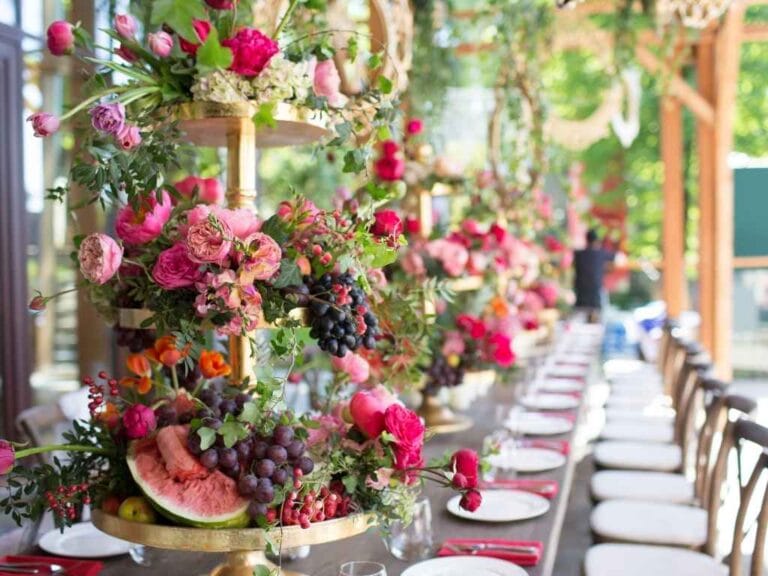 decoração de casamento em tons de vermelho e rosa