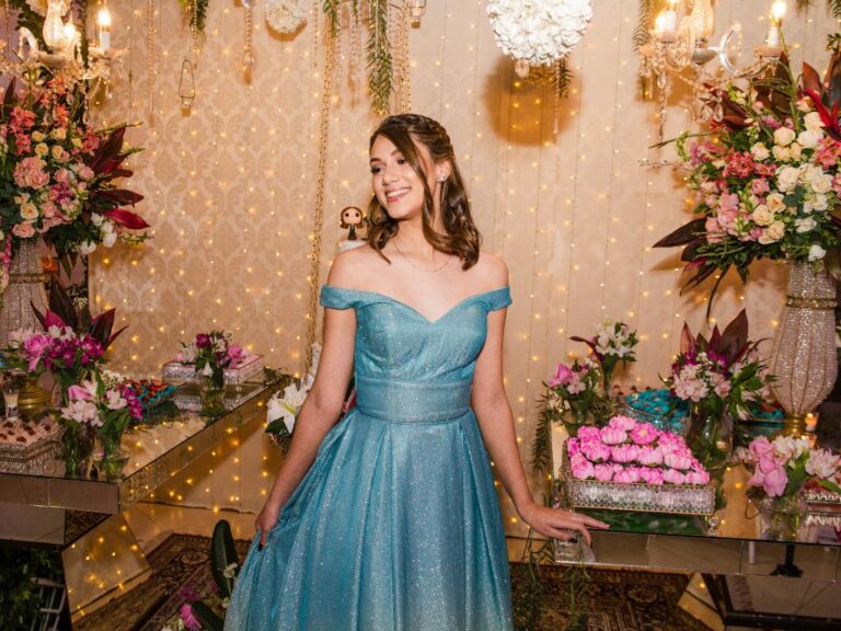 Menina usando vestido de formatura azul claro