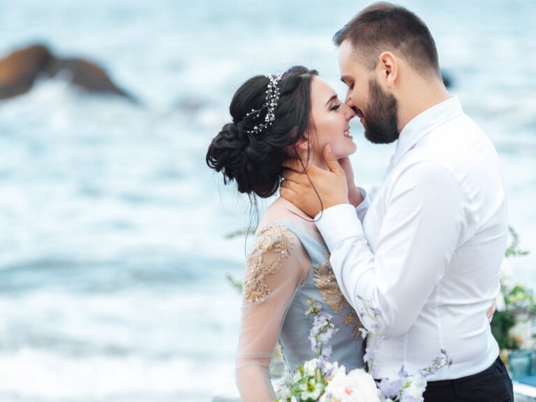 noivos prontos para se beijar em um casamento ecumênico