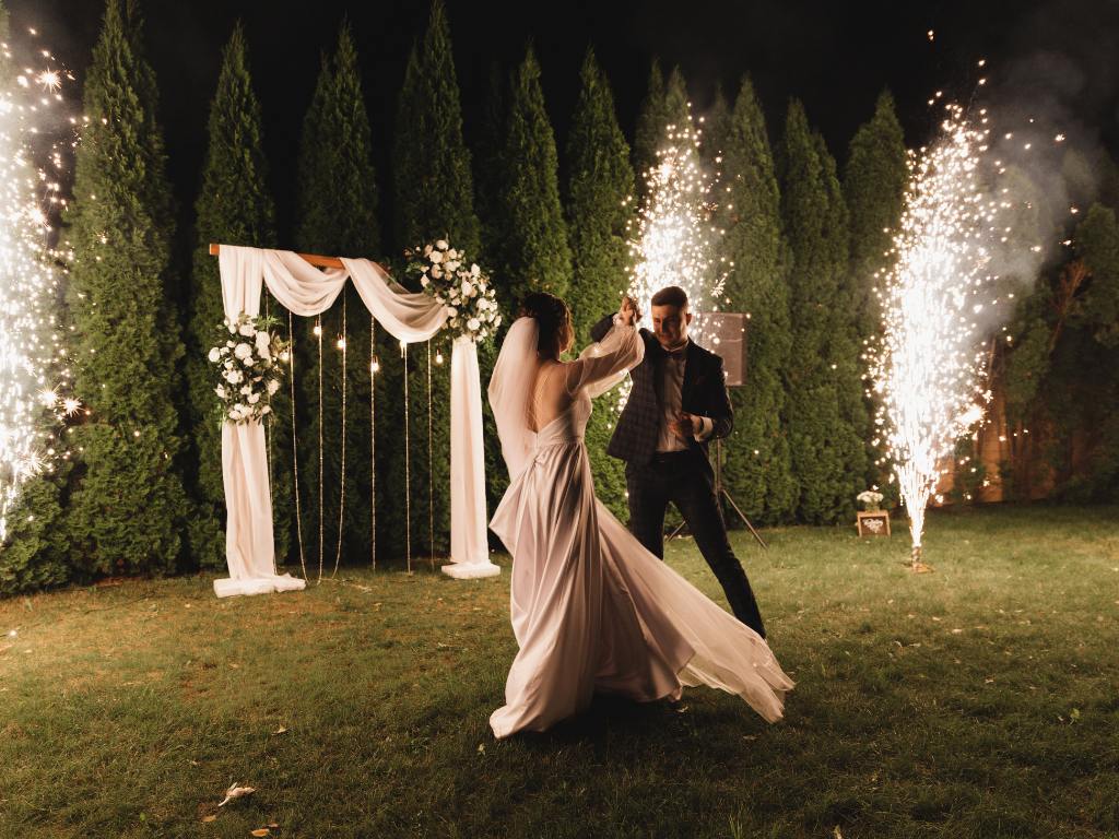 Noivos dançando durante casamento